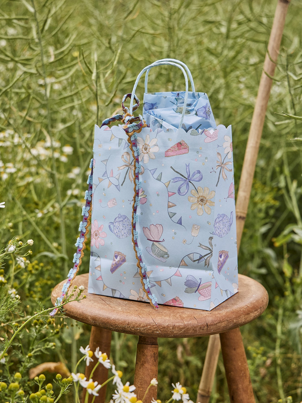 Gift bag with scalloped edges