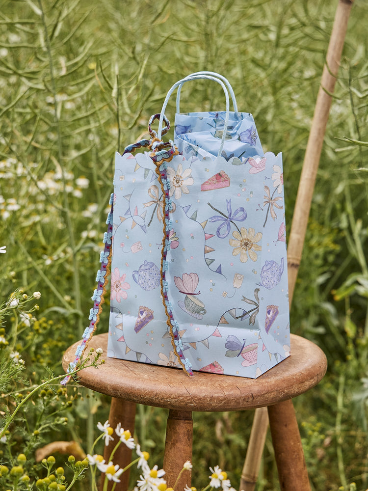 Gift bag with scalloped edges