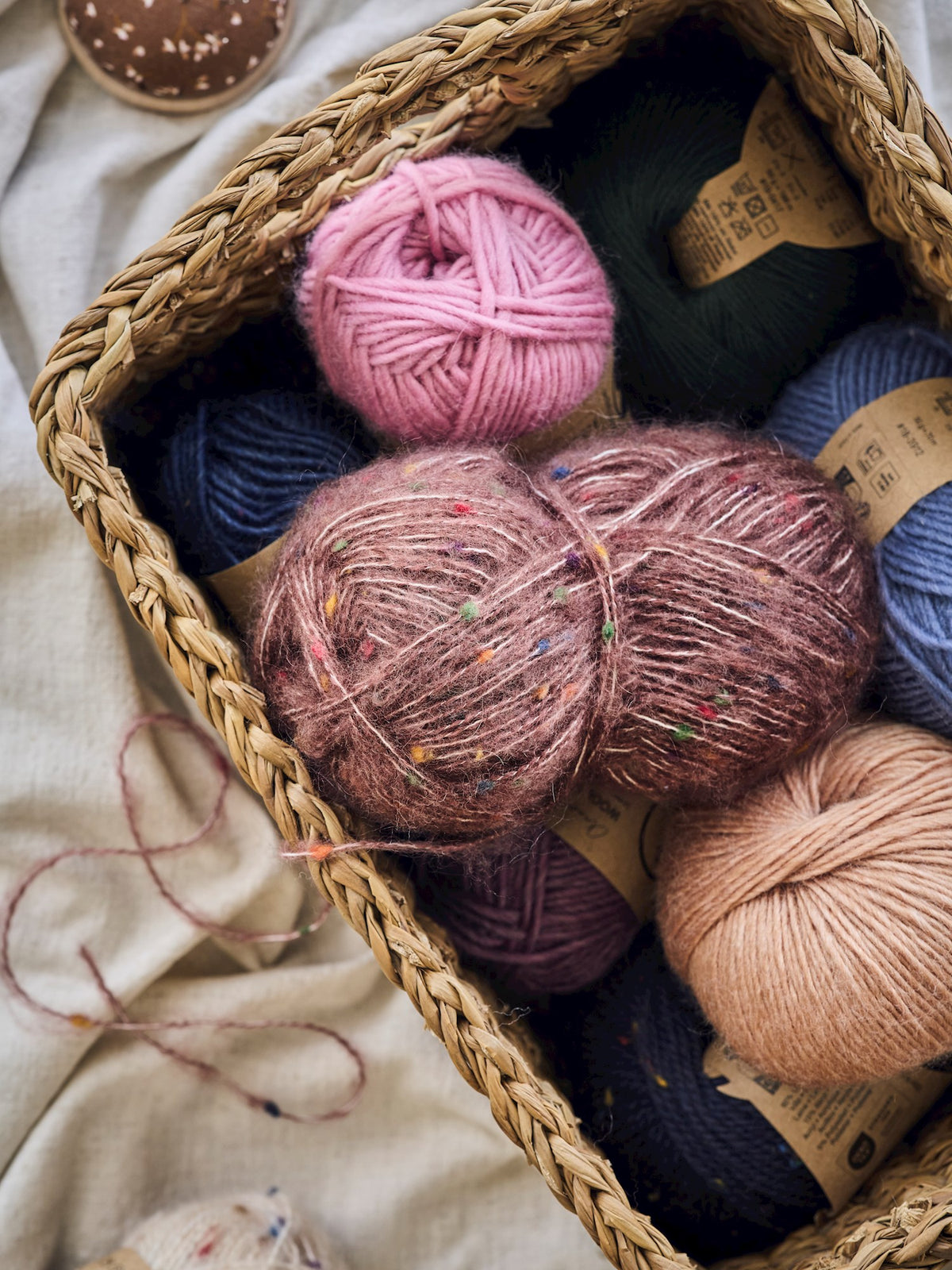 Dotted wool blend yarn