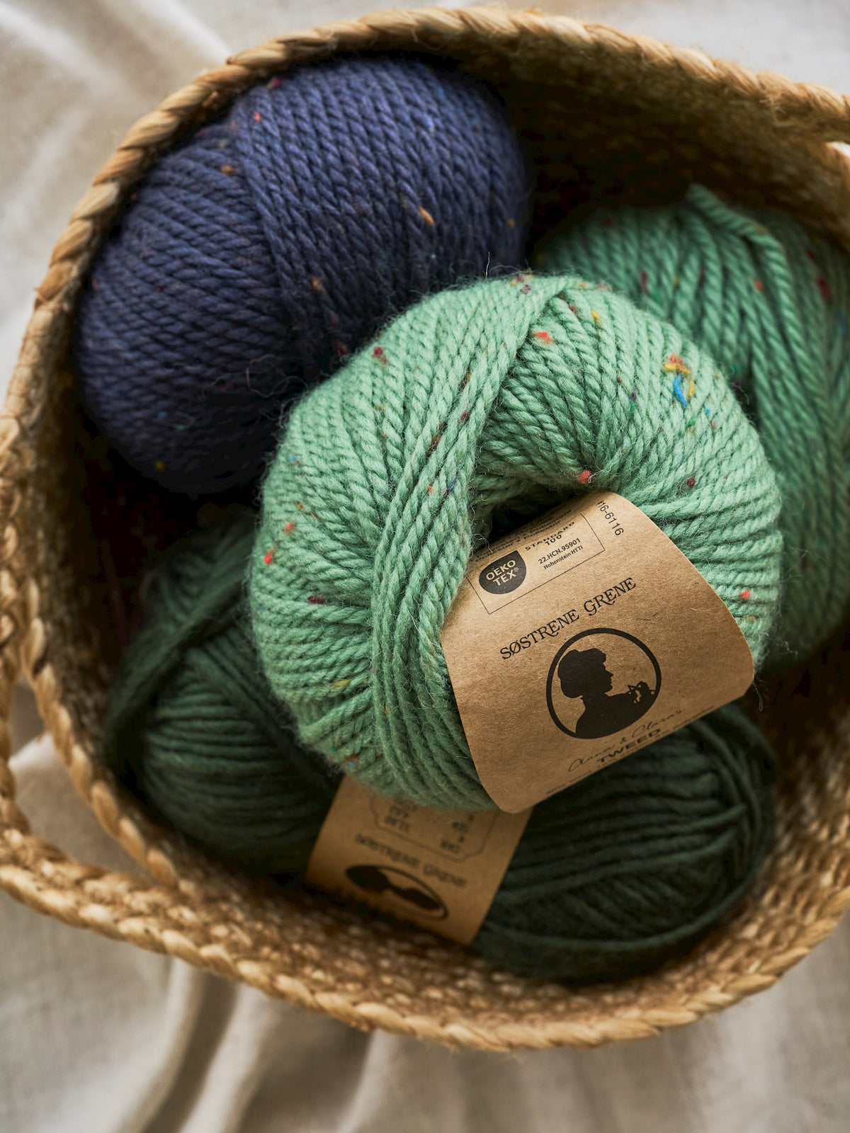 Wool blend tweed yarn