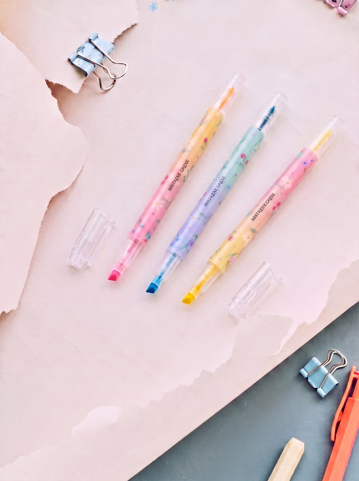Dual-tip highlighters
