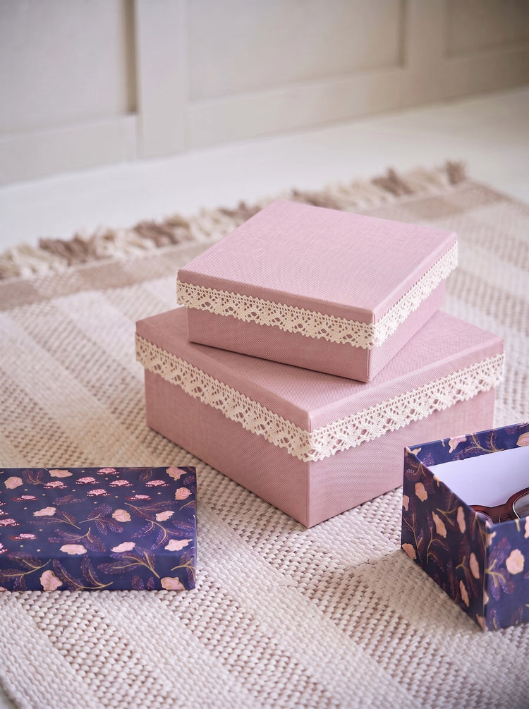 Storage box with lace