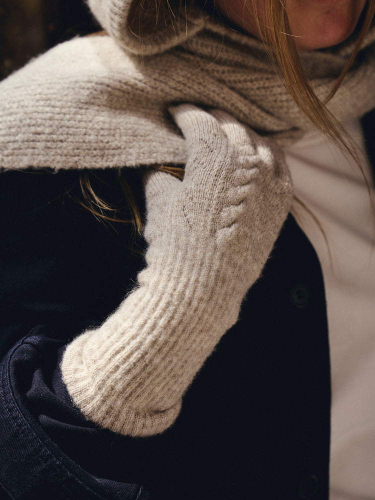 Knitted gloves for adults