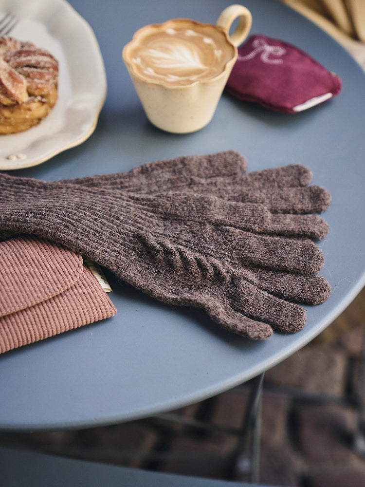 Knitted gloves for adults