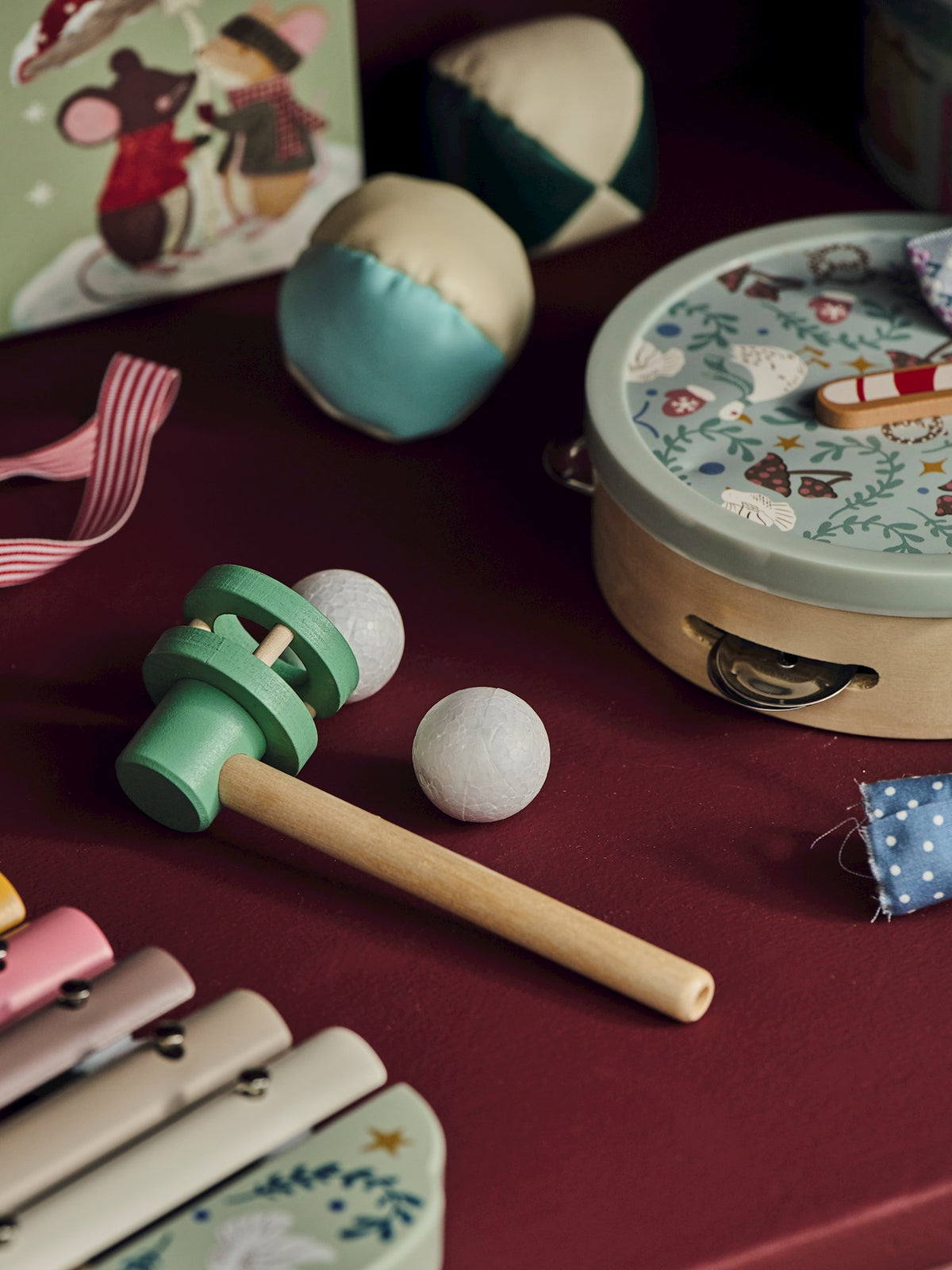 Toy floating ball game