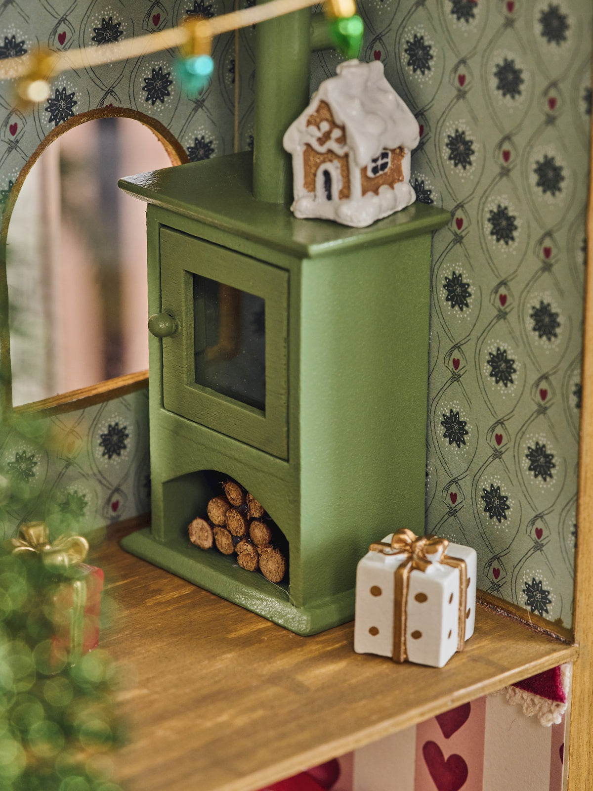 Miniature wood burning stove
