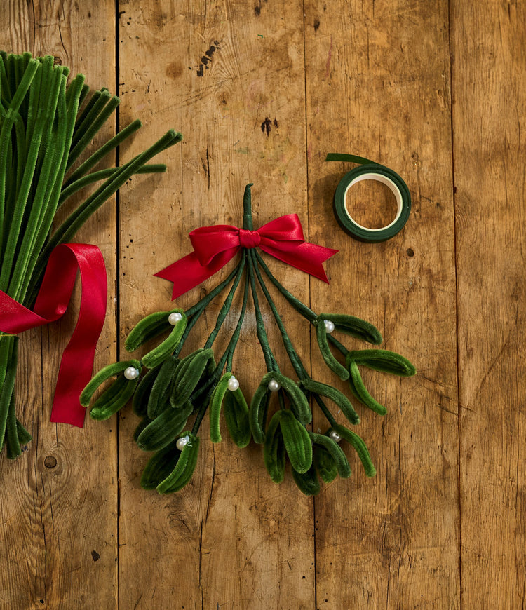 DIY pipe cleaner mistletoe kit
