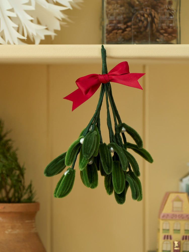 DIY pipe cleaner mistletoe kit