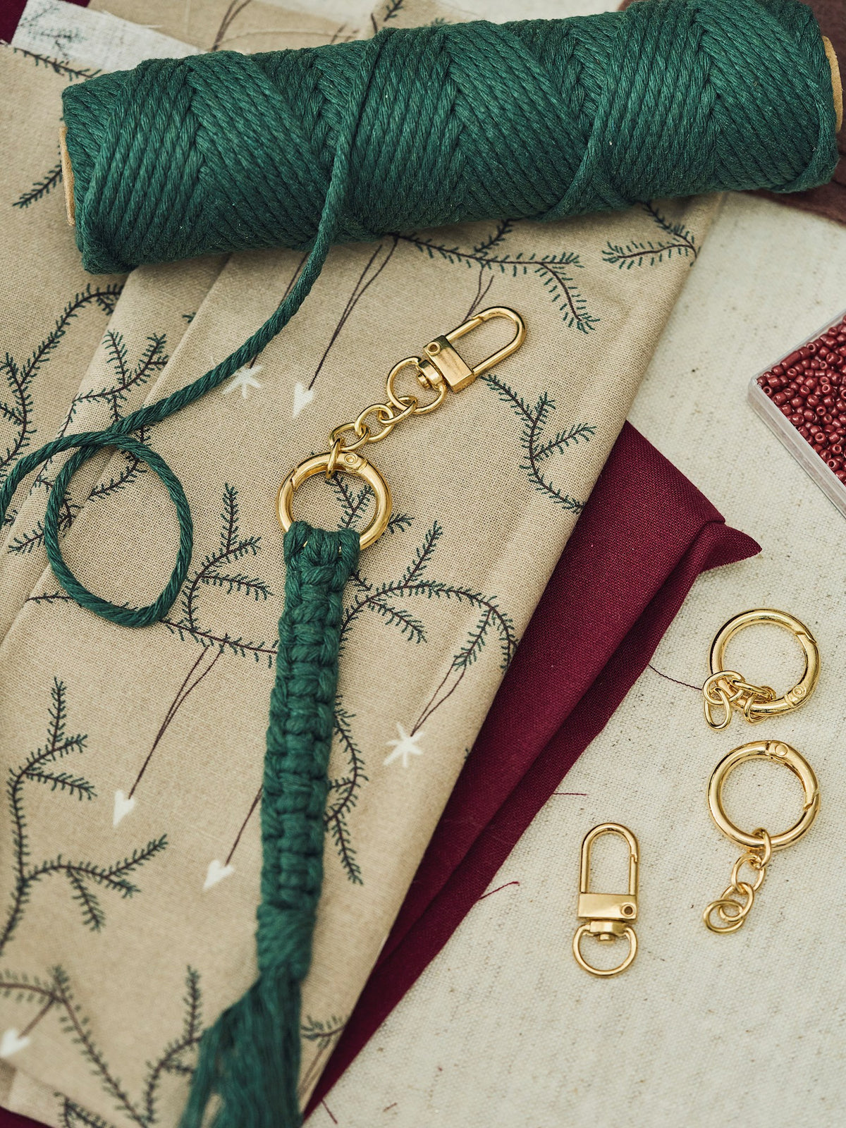 Keyring with chain