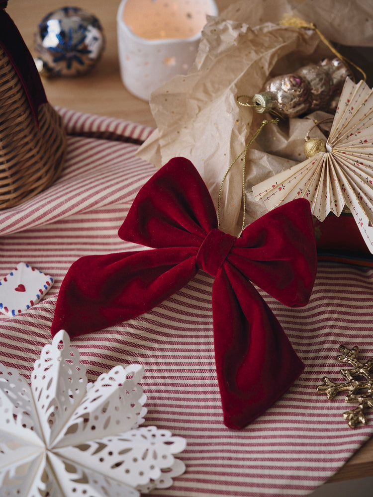 Hanging bow