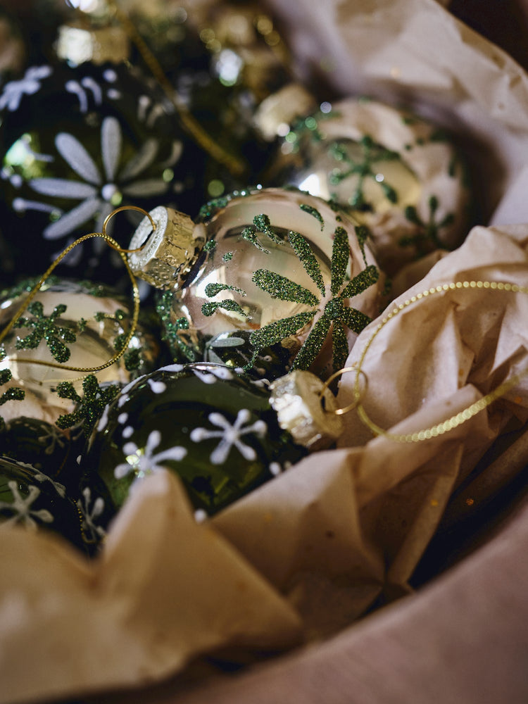 Bauble with glitter