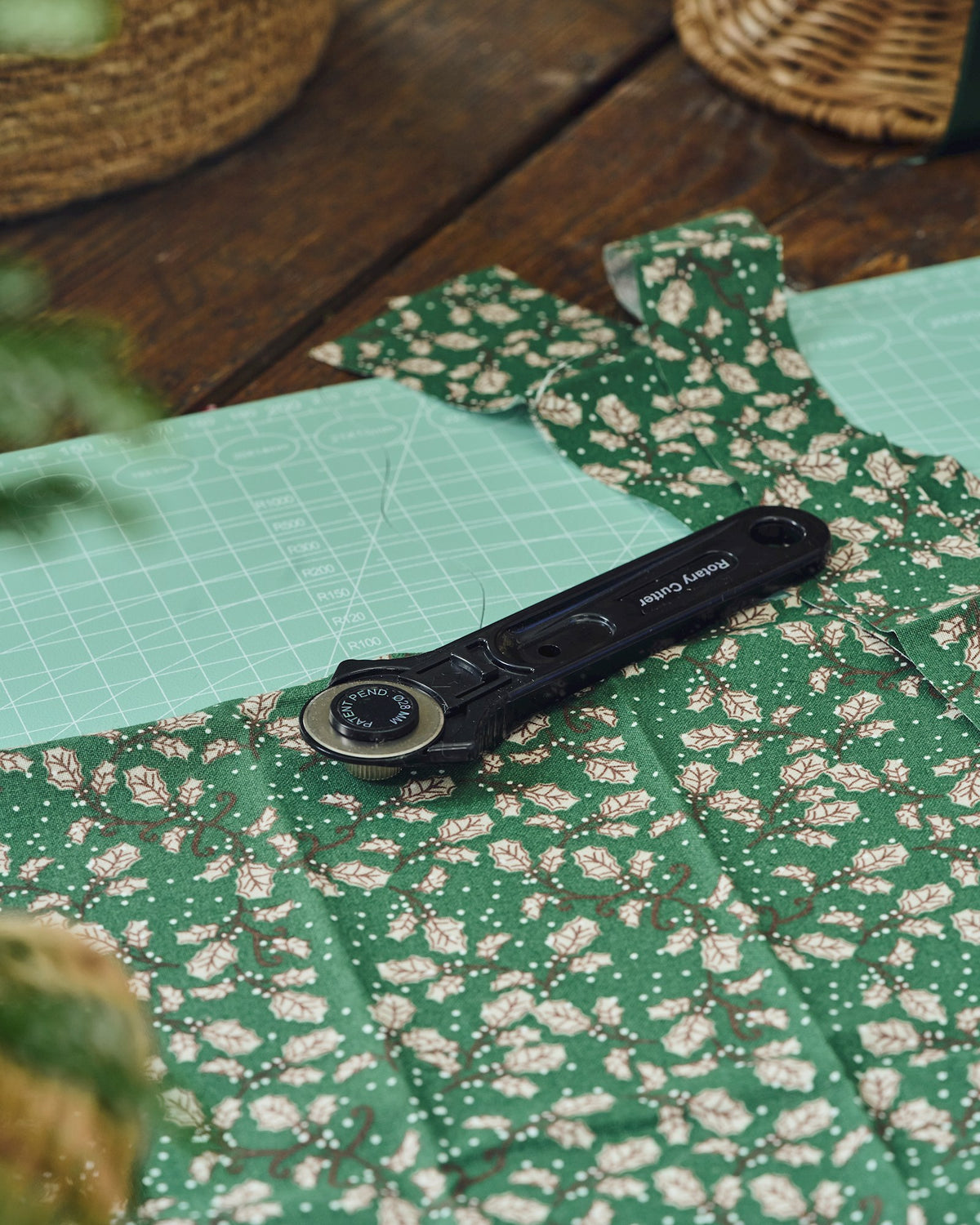 Rotary fabric cutter