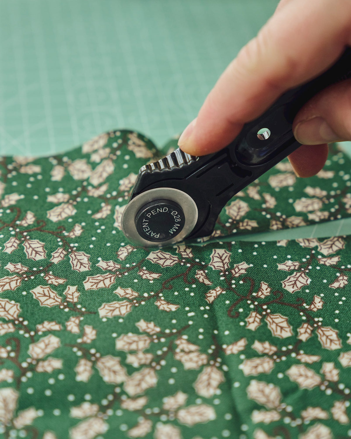 Rotary fabric cutter