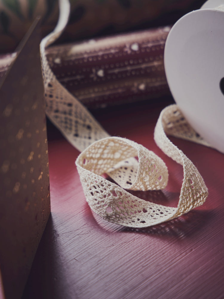 Lace ribbon