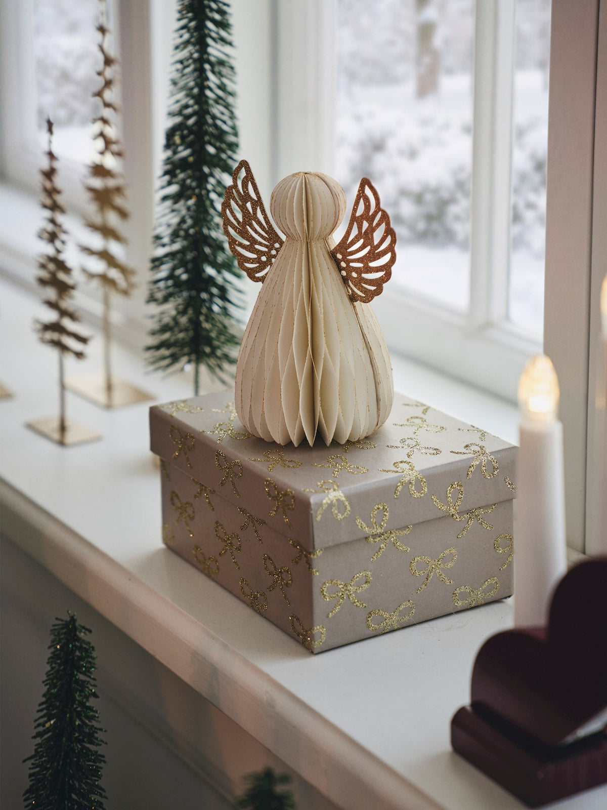 Paper angel with glitter