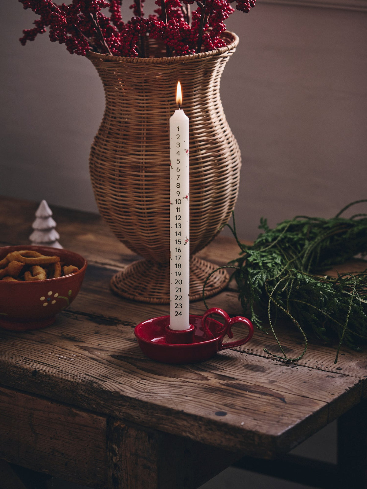 Candle holder with handle