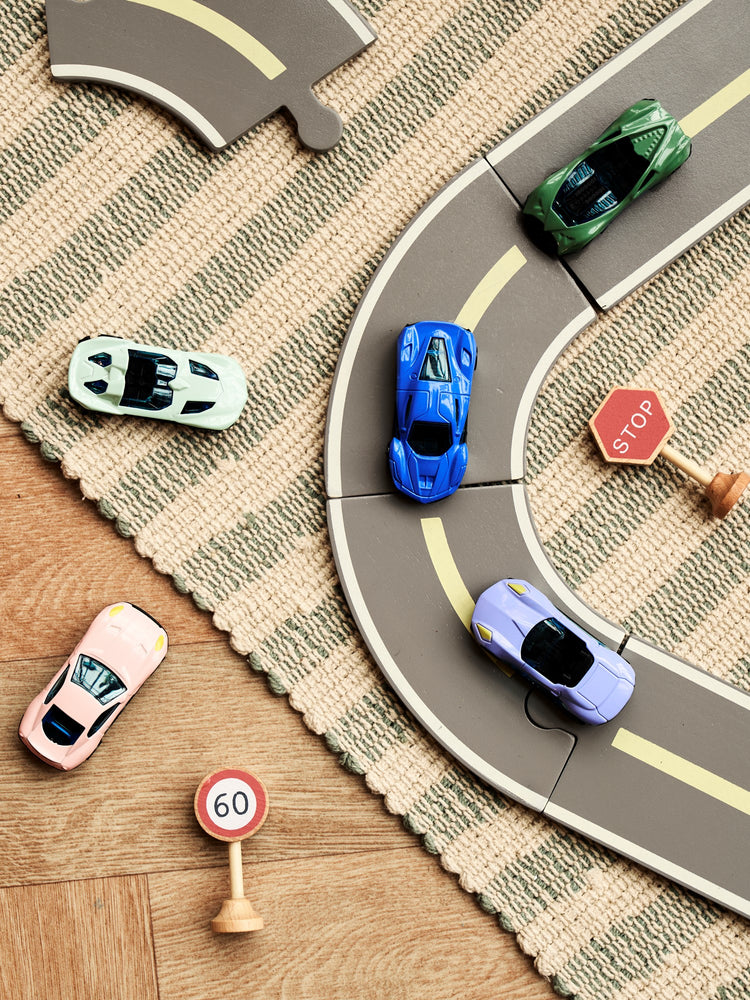 Toy racing car
