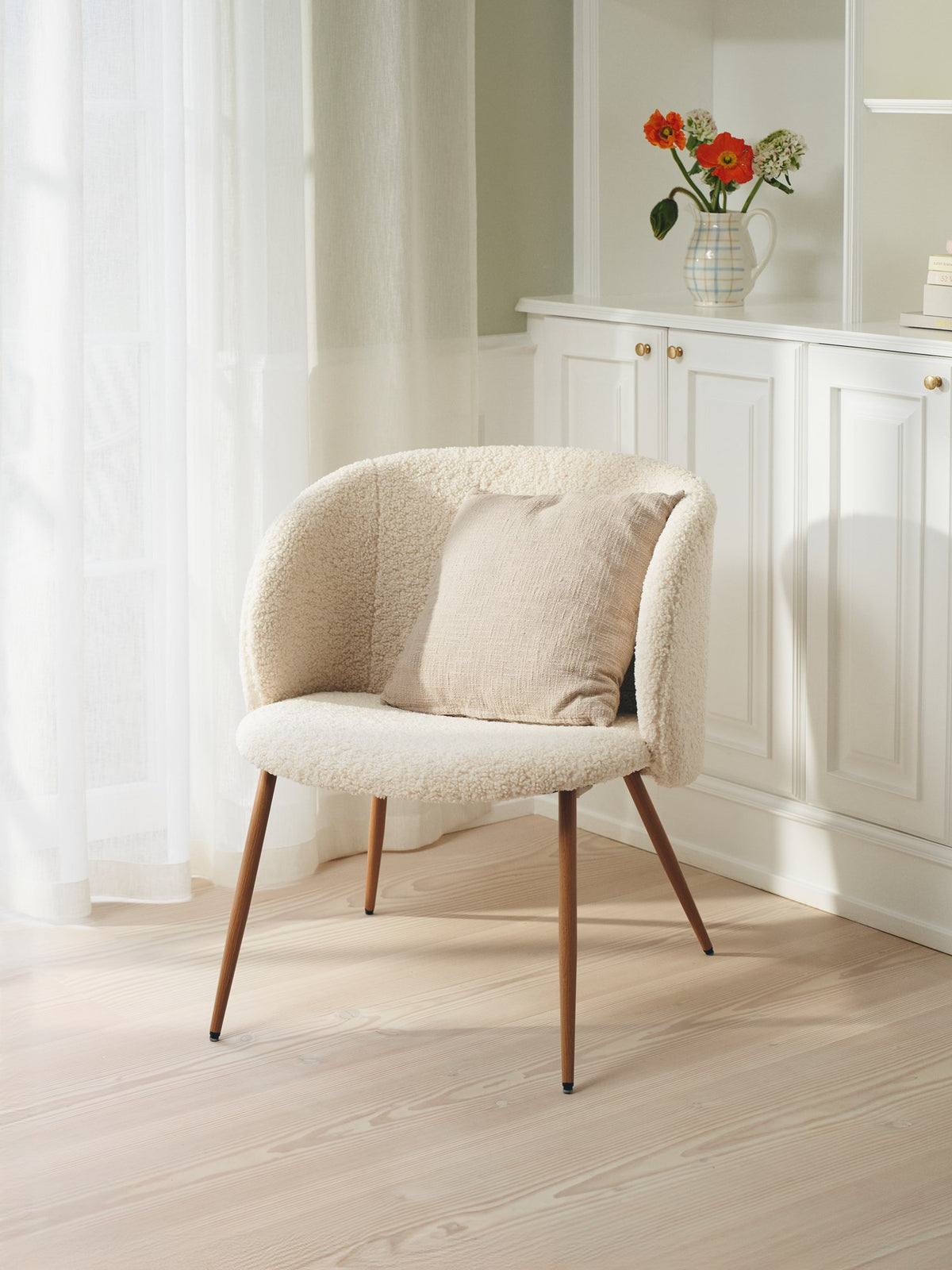 Lounge chair with teddy fabric