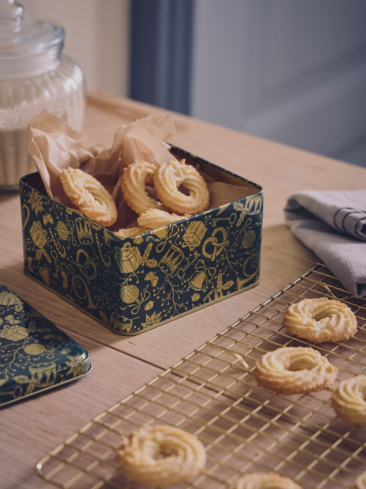 Biscuit tin