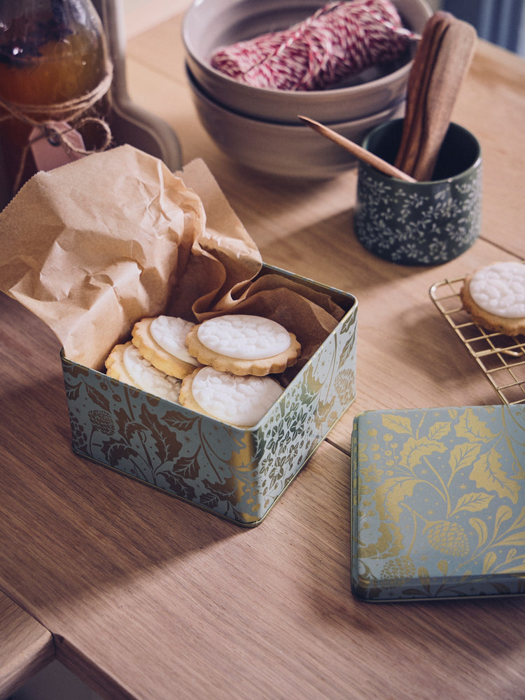 Biscuit tin