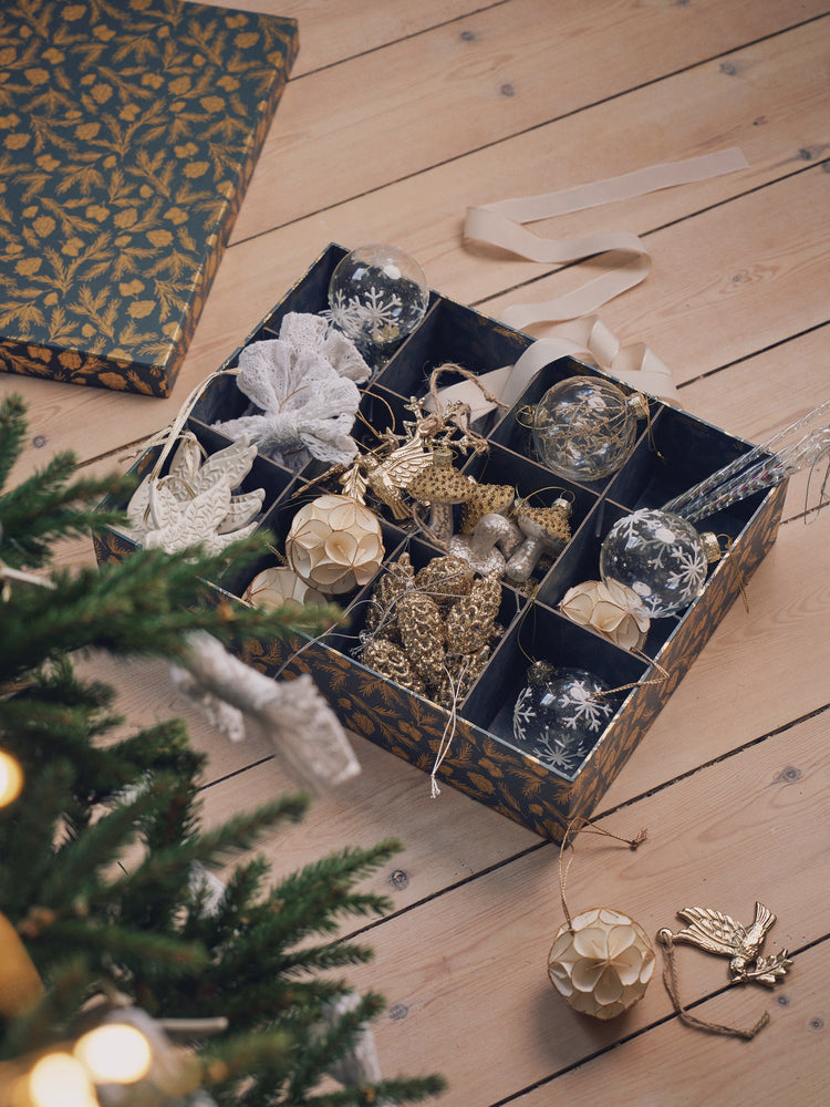 Box with dividers