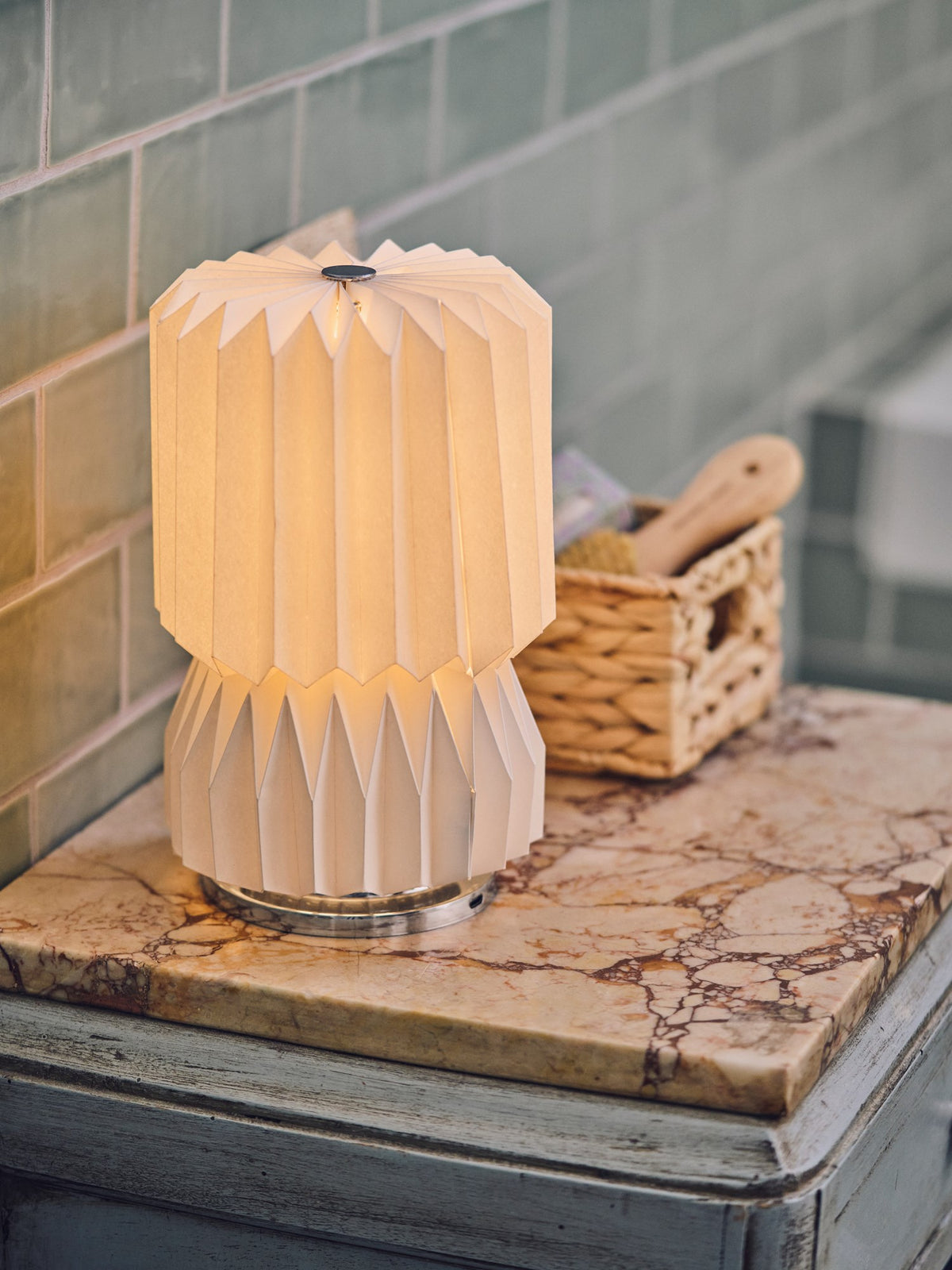 Table lamp with USB