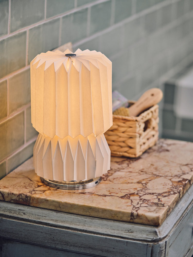 Table lamp with USB