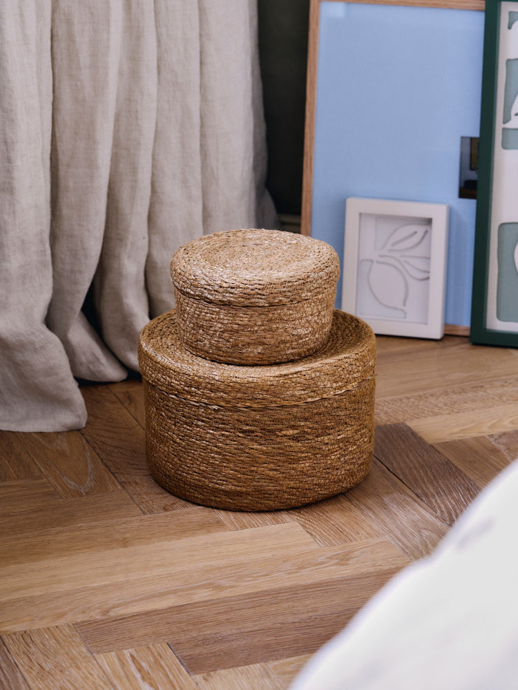 Round woven basket with lid