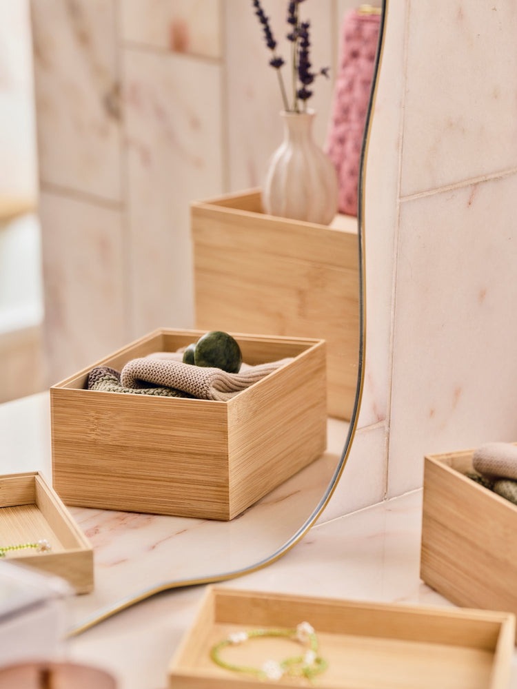 Storage box with lid