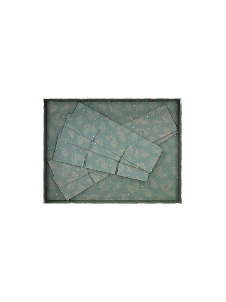 Box with dividers