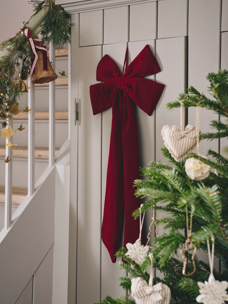Hanging bow
