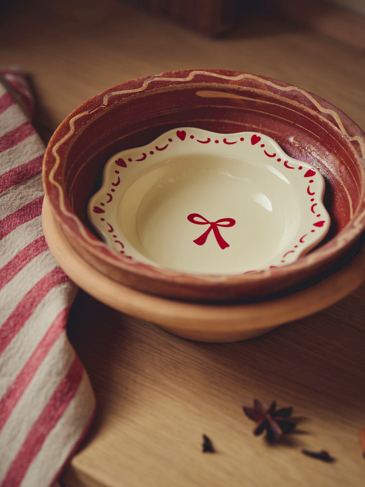 Bowl with bow