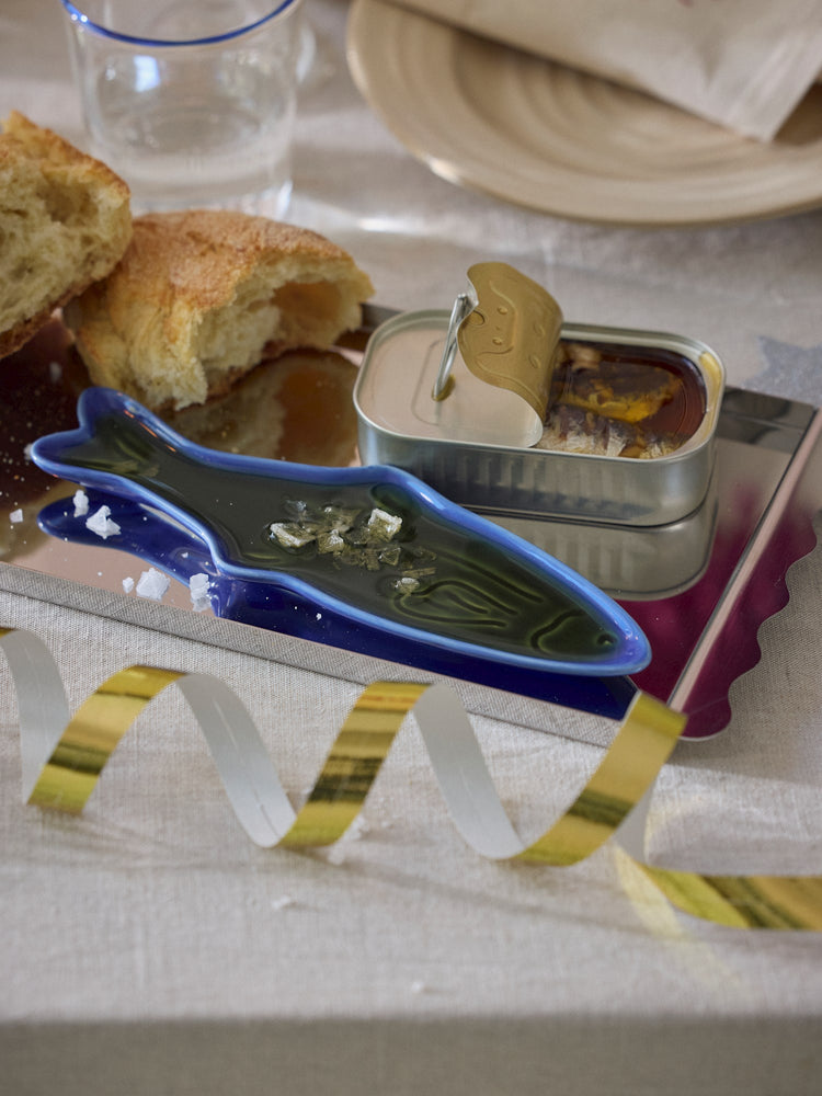 Fish-shaped serving dish